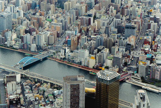 Vista a&eacute;rea de la ciudad de Tokio en d&iacute;a nublado sobre edificios