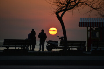 Fototapeta premium silhouette of a couple watching a sunset