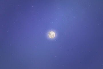 Fototapeta na wymiar Luna llena en cielo estrellado