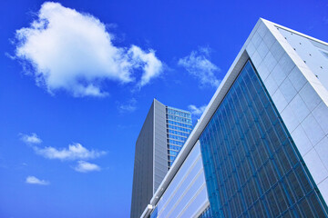Fototapeta na wymiar 新装した横浜駅西口の近代的なビルの景観 