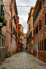 Fototapeta na wymiar empty alley in the city of Venice, Italy.