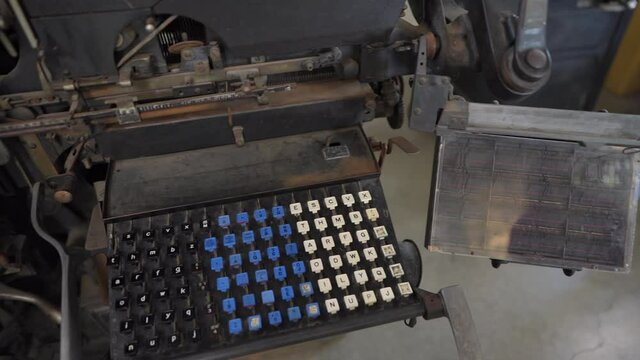 This panning video shows an antique printing press intertype typesetter machine.