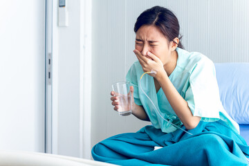 Asian female patients feel depressed Stay in bed waiting to be treated at the hospital