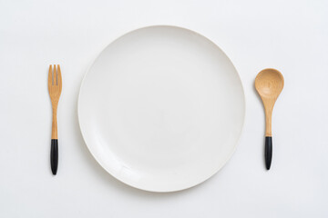 白い丸皿　フォークとスプーン