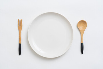 白い丸皿　フォークとスプーン