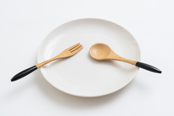 白い丸皿　フォークとスプーン