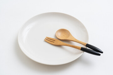 白い丸皿　フォークとスプーン