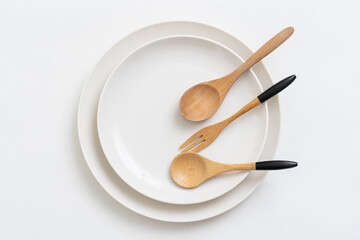 白い丸皿　フォークとスプーン
