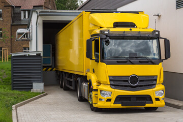 Ein LKW beliefert einen Discounter mit Ware