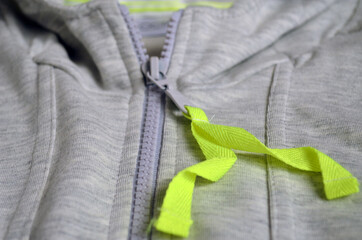 Detalle de cremallera en campera deportiva gris