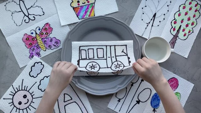 Drawing a bus, drawn on a napkin, for a children's craft magic experience.