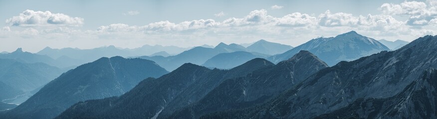 Gebirgskette Panorama mit Dunst in den Bergen