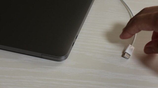 USB Type-Cケーブルを挿入する