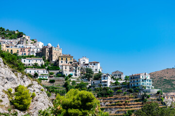 Obraz premium Włochy, Kampania, Vietri sul Mare - 15 sierpnia 2019 - Urocza wioska na wybrzeżu Amalfi