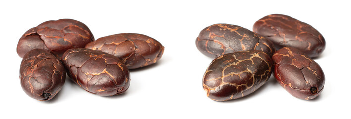 Obraz premium peeled cocoa beans isolated on white background