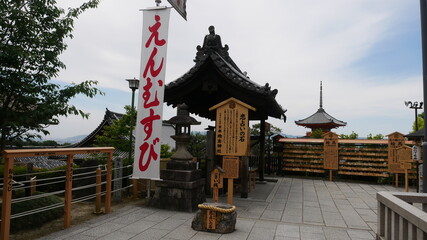 地主神社・恋占いの石