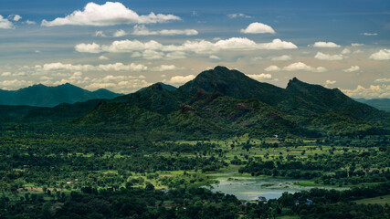 vue panoramique prise depuis le haut du rocher de la dent du lion au sri lanka © Thierry