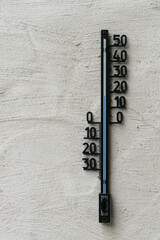 Thermometer Temperaturmesser steigend mit blauer Messflüssigkeit 