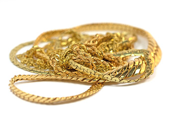 Goldschmuck isoliert vor weißem Hintergrund