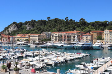 Fototapeta na wymiar Le port de plaisance de Nice le long de la mer méditerranée, nommé port Lympia, ville de Nice, Département des Alpes Maritimes, France
