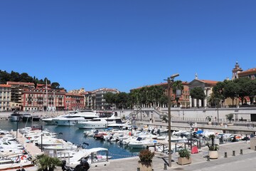 Fototapeta na wymiar Le port de plaisance de Nice le long de la mer méditerranée, nommé port Lympia, ville de Nice, Département des Alpes Maritimes, France