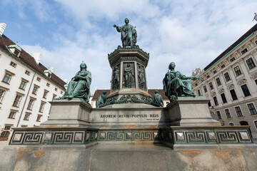 Fototapeta na wymiar Statue nel cortile del Palazzo di Hofburg a Vienna, Austria, Europa