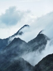 Montaña con nubes y niebla