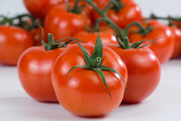 Frische Rote Tomaten auf einem natürlichen hellen / weißen Hintergrund (Nahaufnahme)
