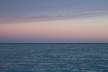 Coucher de soleil sur la mer méditerranée vu depuis la plage de Nice, ville de Nice, Département des Alpes Maritimes, France