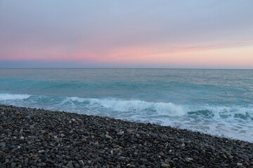 Coucher de soleil sur la mer méditerranée vu depuis la plage de Nice, ville de Nice, Département des Alpes Maritimes, France