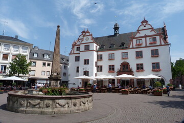 Fototapeta na wymiar Marktplatz am Schloss in Darmstadt mit Marktbrunnen und Rathaus