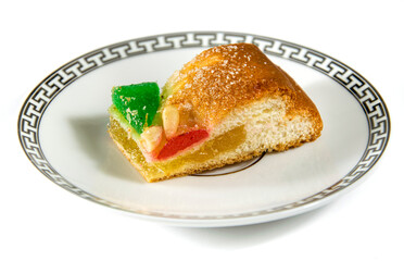 Porción de pastel relleno de crema dulce con frutas maceradas.
