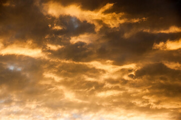Naklejka na ściany i meble Nubes en una puesta de sol del Pirineo.