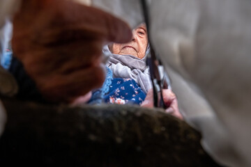 Obraz premium Muslim woman cutting piece of cloth with scissor