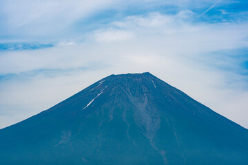 Fototapeta premium 富士宮市から見た初夏の富士山