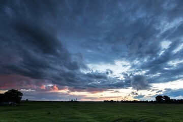 Obraz na płótnie Canvas evening sunset in cloudy weather