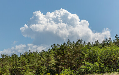 Obraz premium Puchowe chmury nad plażą
