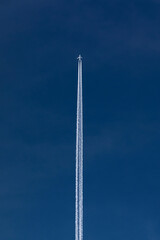 Obraz premium flight of an airplane at a height against a blue sky