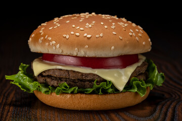 暗い背景にハンバーガー【ジャンクフード】