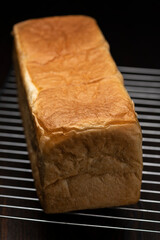 テーブルの上に食パン1本（2斤）