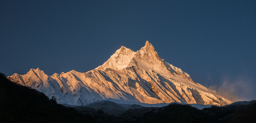 Sonnenaufgang am Berg Manaslu (8.163 m), Manaslu Himal, Nepal Himalaya, Nepal