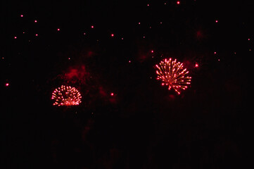 The red flashing flashes of the next salute of the festive salute attract the gaze of eyewitnesses.