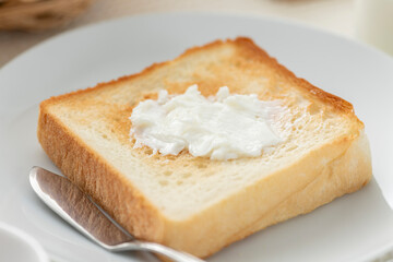 マーガリンを塗った食パン