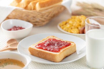 食卓に並んだ食パン（苺ジャム）