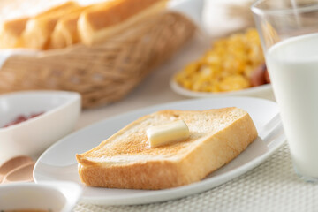 食卓に並んだ食パン（バター）