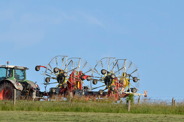 Traktor bei der Feldarbeit