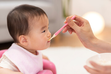 赤ちゃんに離乳食を食べさせる