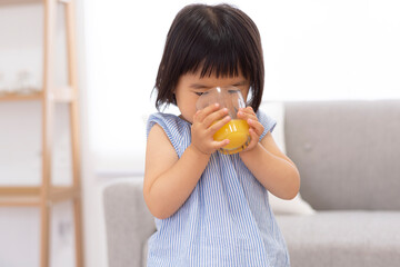 オレンジジュースを飲む子供