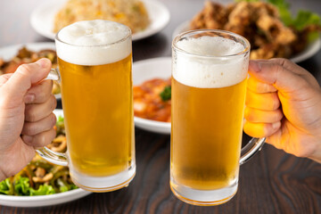 居酒屋でビールで乾杯する