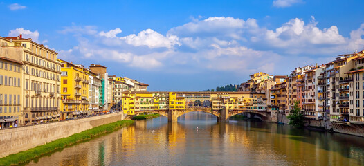 Naklejka premium Ponte Vecchio and Florence city downtown skyline cityscape of Italy